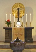 Taufstein, Altar, Kreuz der Erloesekirche Herrsching