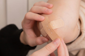 mit Pflaster verarzteter Ellbogen